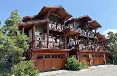Mammoth Lakes House | Luxury Townhome w/Views, Private Jacuzzi & Garage