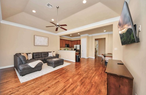South Central Houston House | Luxury Townhome with Private Theater