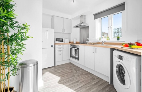 Cradley Heath Apartment | Luxury Two Bedroom Apartment - Parking - Smart TV