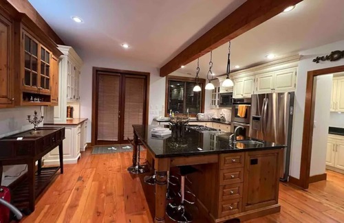 Surrey Villa | Luxury Vacation Home in Park