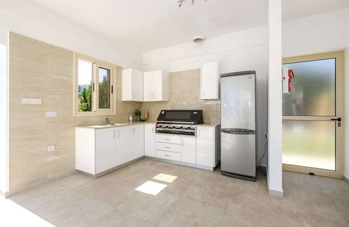 Peyia Town Villa | Luxury Villa 5 Star 7 Bdrm Private Villa: HotTub, SeaViews, Pool, Gardens