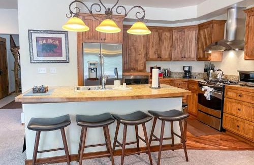 Bear Crossing House | Luxury Villa 835 I Hot Tub I Great Views I Best Price I FREE Adventures Daily