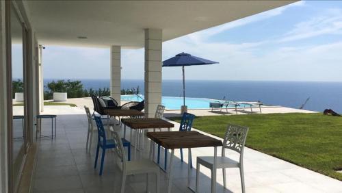 Cucco-Riviere Villa | Luxury villa Blue&Blanc piscina a sfioro isola