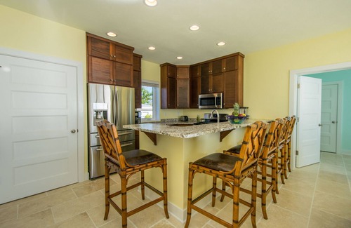 Cockburn Town Villa | Luxury Villa + COURTESY SUV, Steps to Beach: PaddleBoards, Bikes, Chairs & More!
