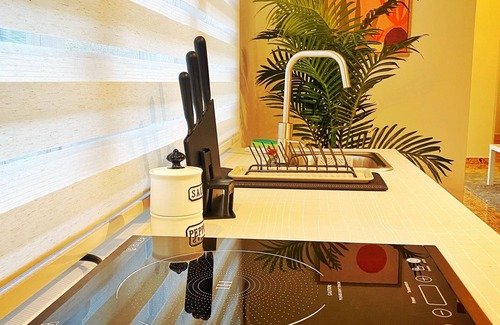 Factor House | Luxury Villa w/Private Jacuzzi & Massage Included