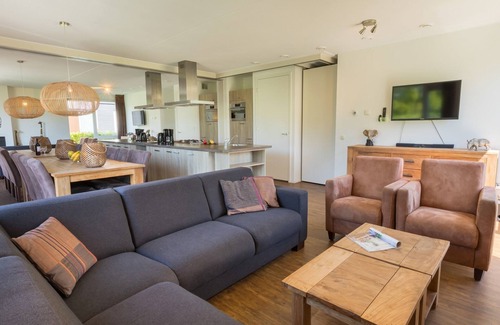 Paasloo House | Luxury villa with eight bathrooms located in a national park