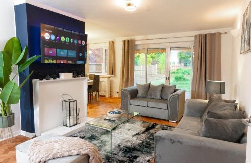 Runnymede House | Luxury Virginia Water 3BR near Thorpe Park & Heathrow