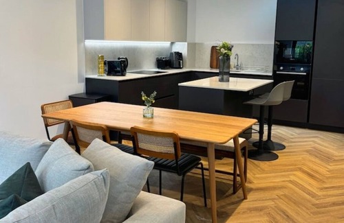 Salford House | Luxury Water-Side Townhouse: Free Parking 3BR