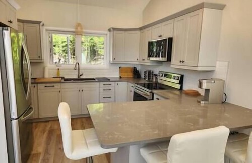 Armour House | Luxury Waterfront Cottage on Little Doe Lake