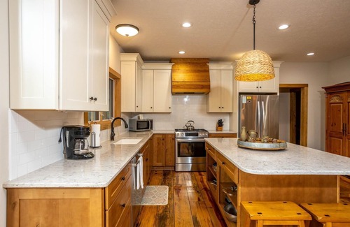 Dublin Cabin | Luxury Waterfront Home on Claytor Lake 5BS12