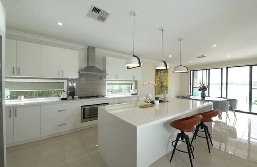 Sanctuary Lakes Villa | Luxury Waterfront Spacious House BBQ Lakes View