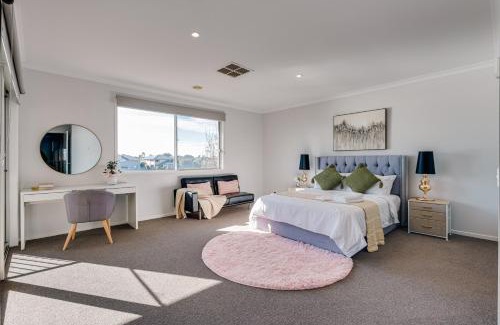 Sanctuary Lakes Villa | Luxury Waterfront Villa in Sanctuary Lakes