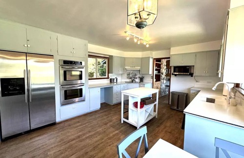 Allyn-Grapeview House | Luxury Waterfront with Hot Tub, Kayaks, Private Floating Dock, Single Story Home