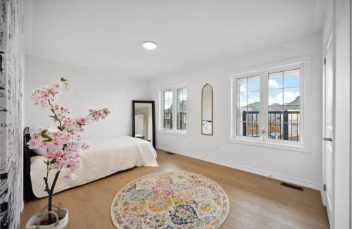 Whitby Villa | Luxury Whitby 4BR, Near Restaurants - Family, Pool Table, Parking!