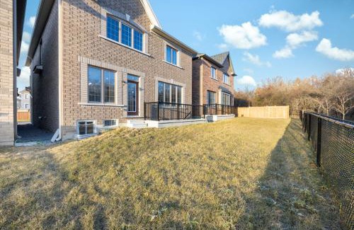 Whitby Villa | Luxury Whitby 4BR, Near Restaurants - Family, Pool Table, Parking!