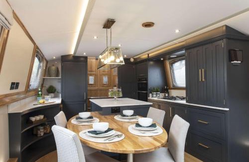 Wilhelmstadt House | Luxus Wohnschiff Madam President
