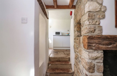 Holworth Cottage | LYCHGATE COTTAGE, pet friendly, with a garden in Osmington