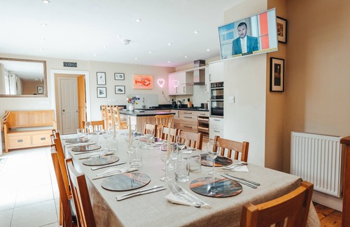 Newport Cottage | LYNDALE, pet friendly, with a garden in Newport, Pembrokeshire