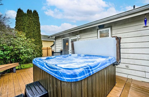 Picnic Point-North Lynnwood House | Lynnwood Home Private Hot Tub, Fire Table and Grill
