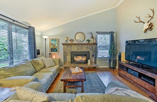 Picnic Point-North Lynnwood House | Lynnwood Home Private Hot Tub, Fire Table and Grill