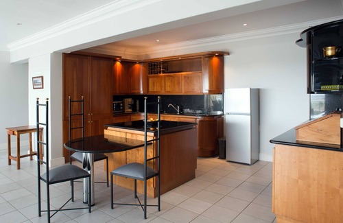 Muizenberg House | Lynx Vista is situated high on the Lakeside slopes with breathtaking views.