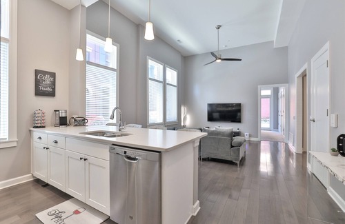 Over-the-Rhine Condo | *m0dernLUX ~New~ OTR condo *Park ONsite*