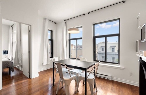 Milton Park Apartment | M11 | Boulevard Suites: 2-BR Bright Lego Suite 3E