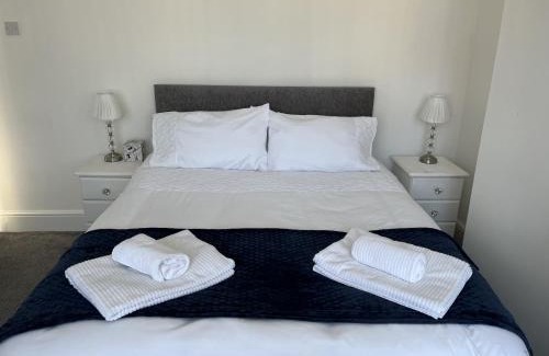 Sutton-in-Ashfield Apartment | M1Link 3 bed house up to 7 people free parking, wifi, M1, transport links, enclosed L garden