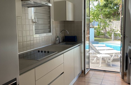 Bellevue Villa | Macassi 3BR beach house, steps to the beach & private pool - cistern