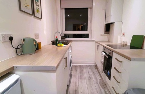 Port Glasgow House | Mackie House: A fully equipped house in a residential area within the costal town of Port Glasgow
