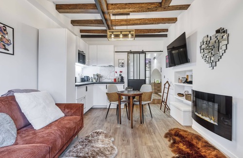 Annecy Old Town Apartment | Mademoiselle LOVE ROOM Annecy. Old town studio apartment