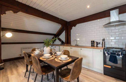 Cwm Frwd Oer House | Madison House - Converted Church 5 Bed Pontypool