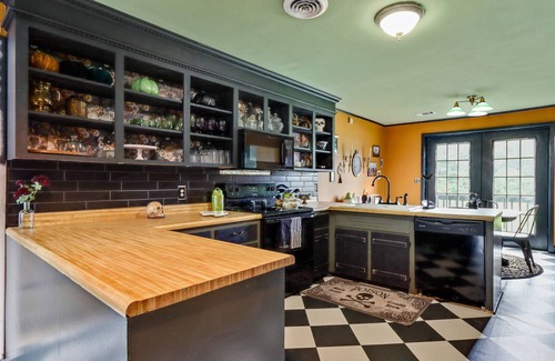 Danielsville House | Madison Manor. Stay if you dare!