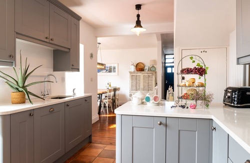 Rhosneigr Cottage | Maelog Villa: 4-bed pet-friendly home in Rhosneigr