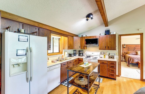 Valley Creek Run House | Maggie Valley Mountain Escape w/Fireplace & Deck!