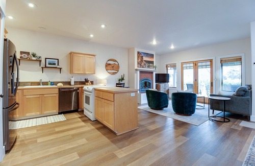 Sisters Condo | Magical Sisters Retreat 1st Floor 2 Bedroom Condo in Pine Meadow Village