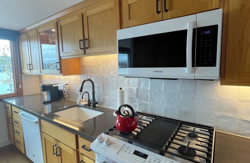 Marin City Boat Rental | Magical, Spacious 3 Bedroom Houseboat in Sausalito