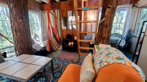 Grubville House | Magical Tree House Rental Nestled in the Woods on Farm Retreat near St. Louis, Missouri