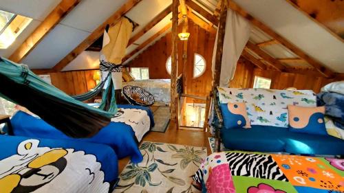 Grubville House | Magical Tree House Rental Nestled in the Woods on Farm Retreat near St. Louis, Missouri