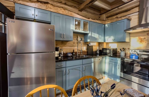 Waterford Cottage | Magical Treehouse in Woods, Close many Wineries & Breweries, Pet Friendly!