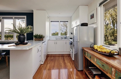 Grovetown House | Magical Vineyard Cottage | Pool | Stunning Views | Sleeps 6 | Near Blenheim