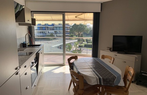 Mandelieu-La-Napoule Apartment | Magnificent 3-room apartment close to the sea, swimming pool, beach, shops all within walking distance