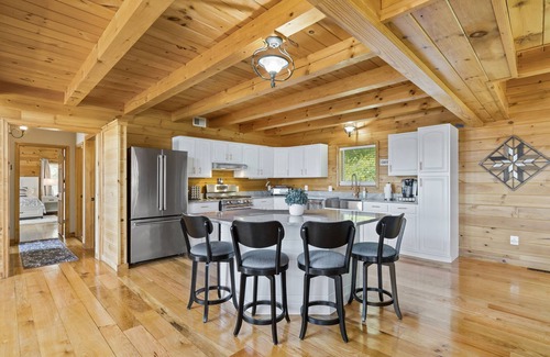 Bluemont House | Magnificent Bluemont Lodge with 5 Bedrooms 3 Baths