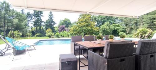 Rives de l'Yon Villa | Magnifique villa 5 etoiles avec piscine privee parc 2 ha