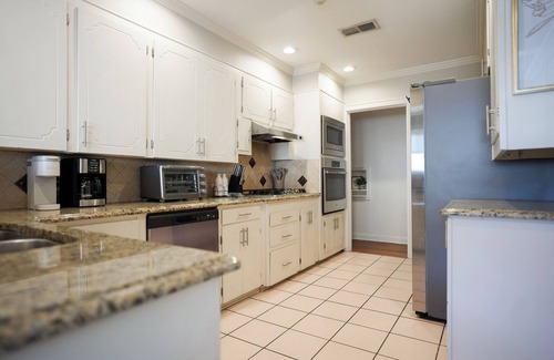 Broadmoor House | Magnolia Cottage/Cozy Stay in Central Location