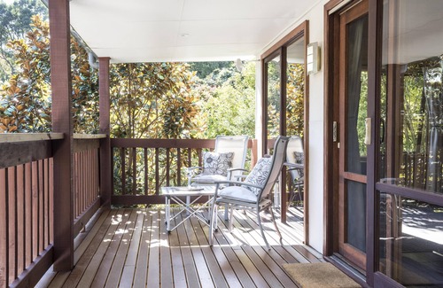 Sassafras Cabin | Magnolia Lodge - Cosy Lodge for Two! (infants welcome)