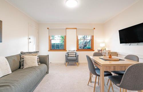 Battery Point Apartment | Magnolia on Colville - Historic Riverside Elegance