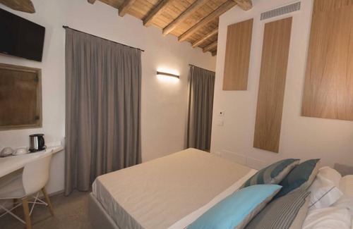Cori Hostel | Magnum Queen Room with Garden View