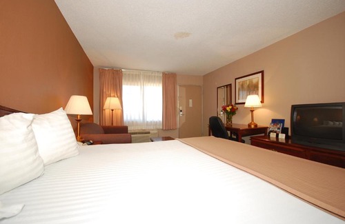 Garden City Hotel | Magnuson Hotel Red Baron