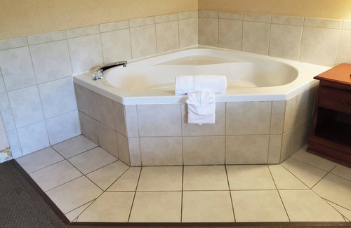Malone Hotel | Magnuson Hotel West Liberty